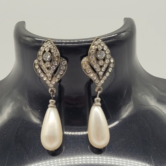 Antique Style Pearl Earrings Costume Jewelry​​​ - Picture 2 of 5